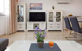 Modern 2-Bed Apt, Late Check In Available