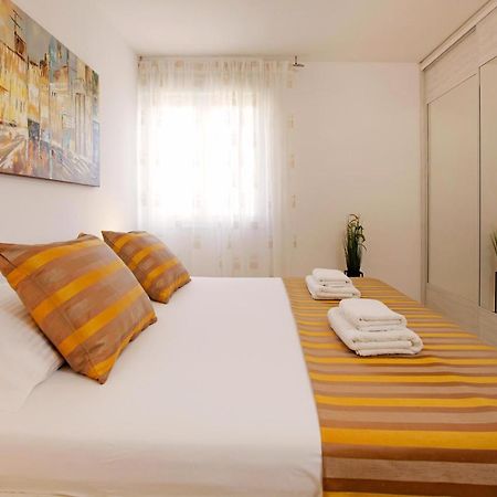 Modern 2-Bed Apt, Late Check In Available Split Exterior photo