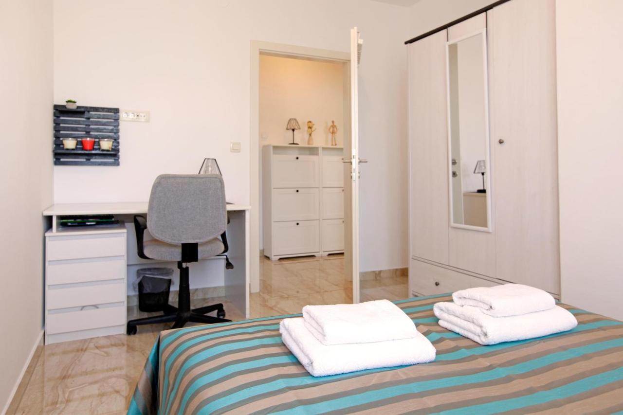 Modern 2-Bed Apt, Late Check In Available Split Exterior photo