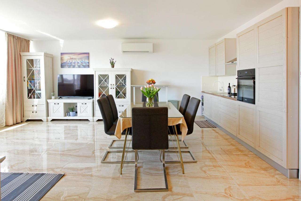 Modern 2-Bed Apt, Late Check In Available Split Exterior photo