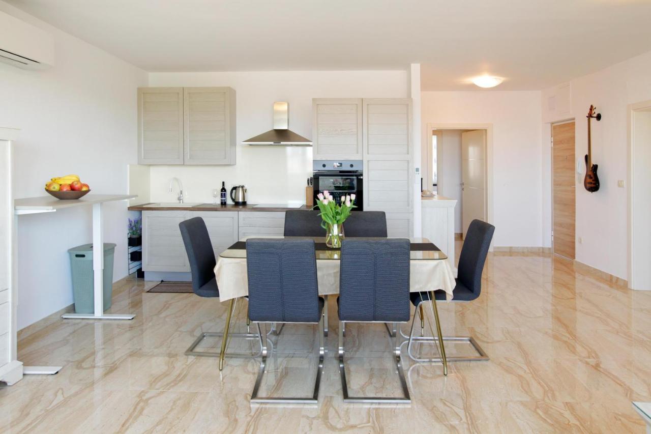 Modern 2-Bed Apt, Late Check In Available Split Exterior photo