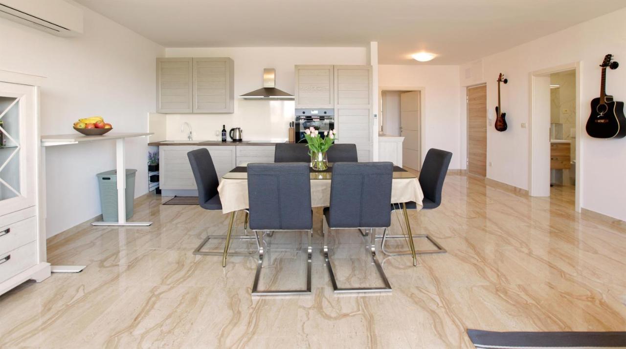 Modern 2-Bed Apt, Late Check In Available Split Exterior photo