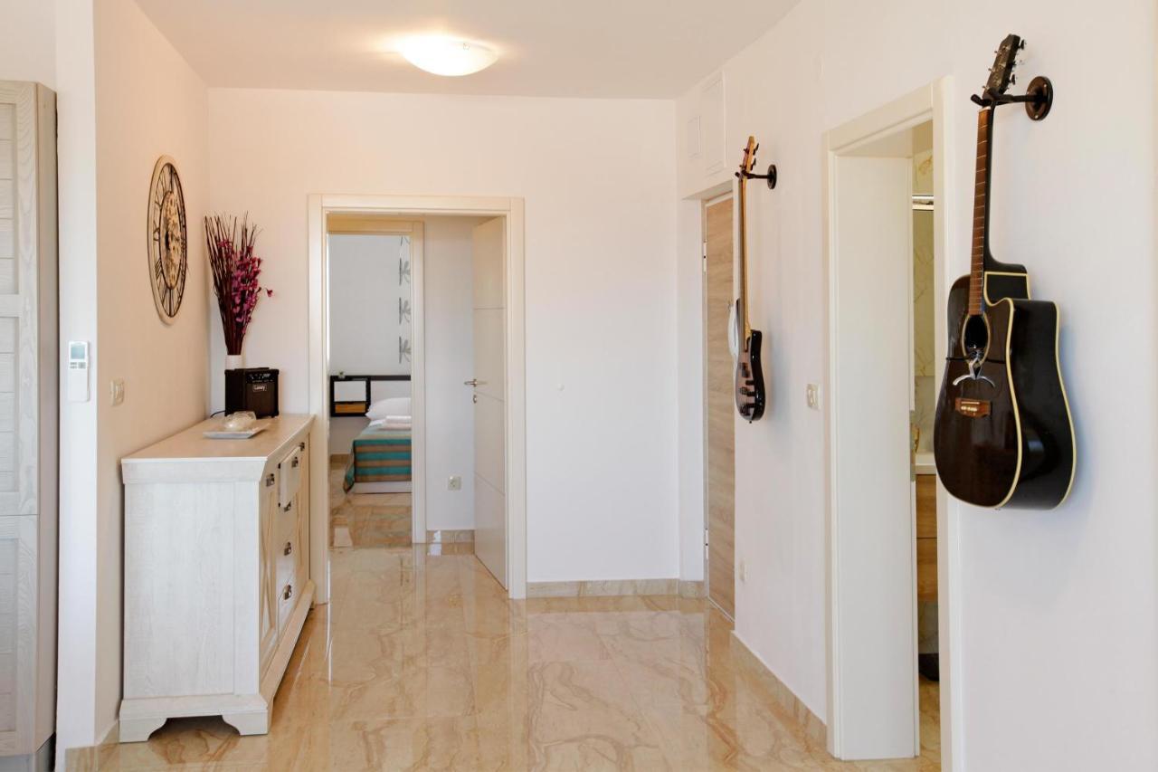 Modern 2-Bed Apt, Late Check In Available Split Exterior photo