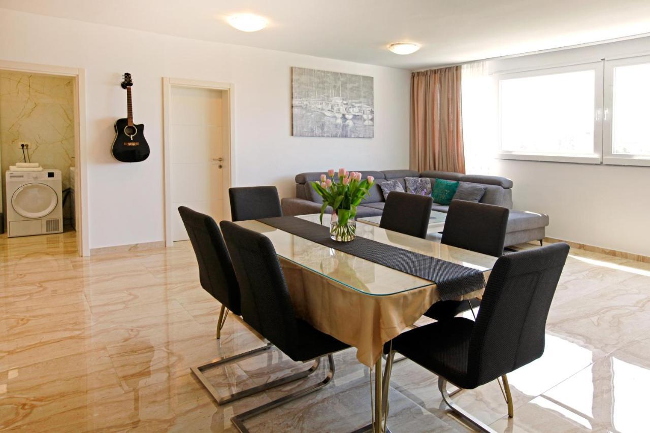 Modern 2-Bed Apt, Late Check In Available Split Exterior photo