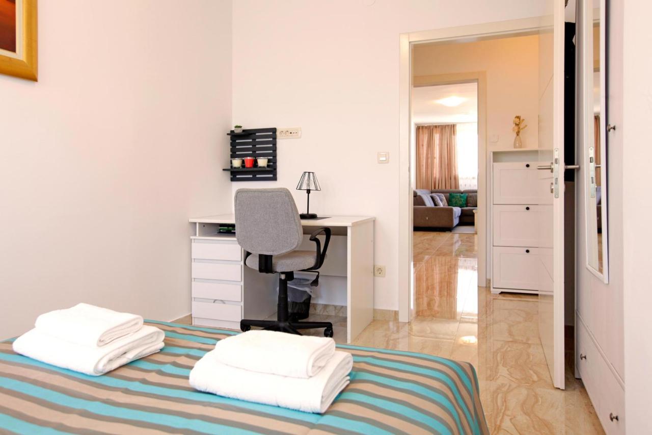 Modern 2-Bed Apt, Late Check In Available Split Exterior photo
