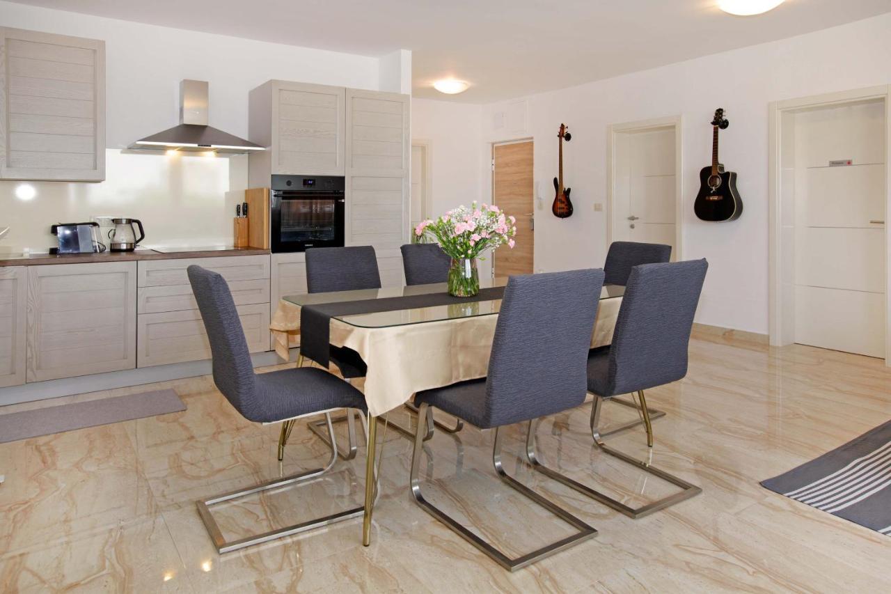Modern 2-Bed Apt, Late Check In Available Split Exterior photo