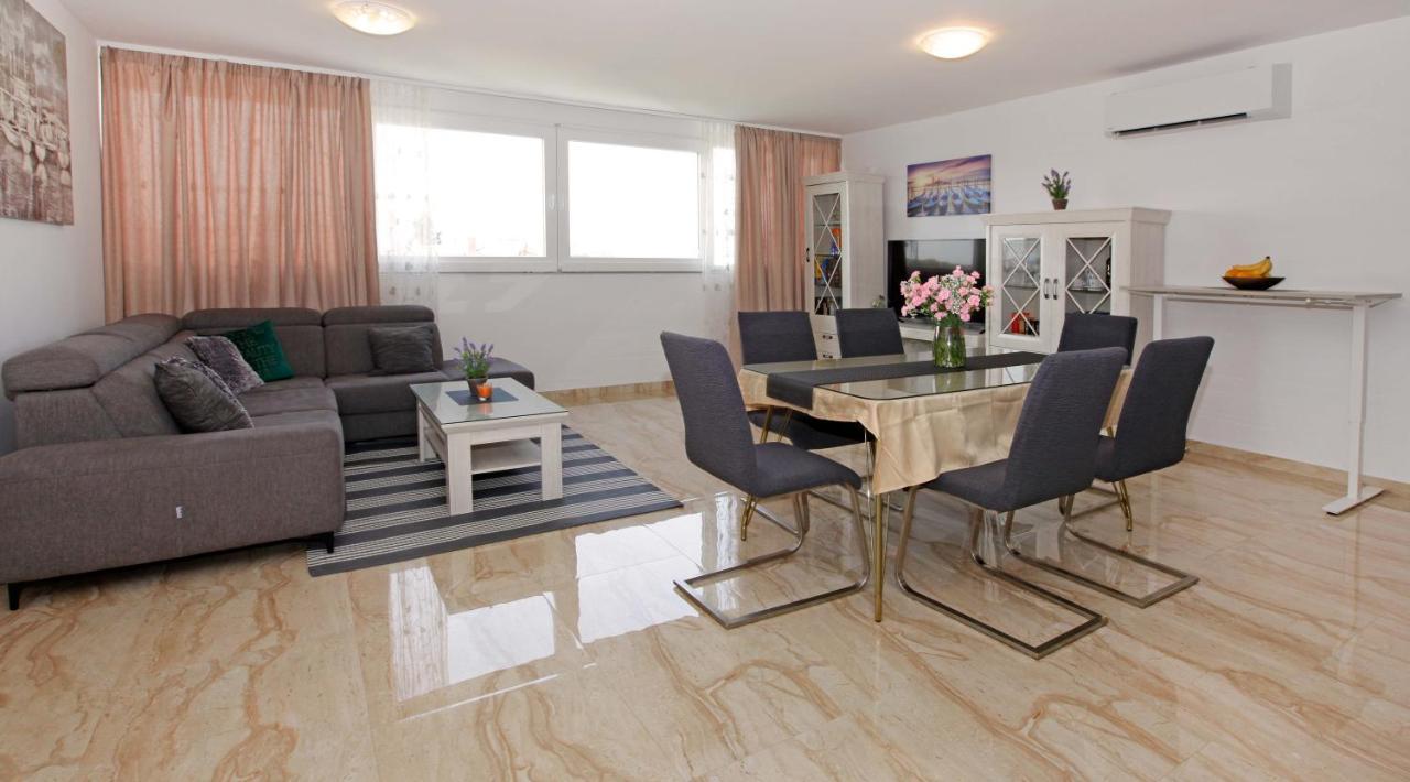 Modern 2-Bed Apt, Late Check In Available Split Exterior photo