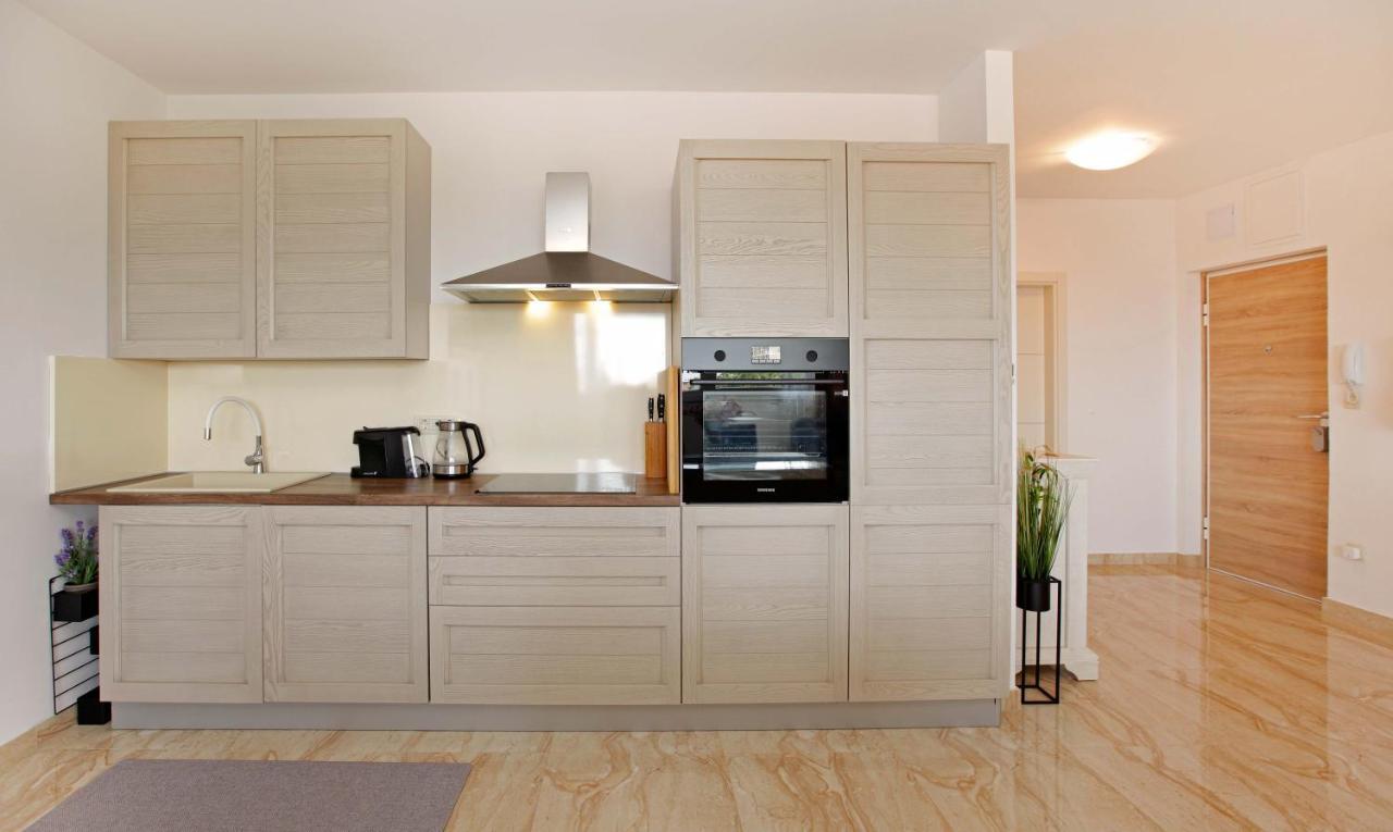 Modern 2-Bed Apt, Late Check In Available Split Exterior photo
