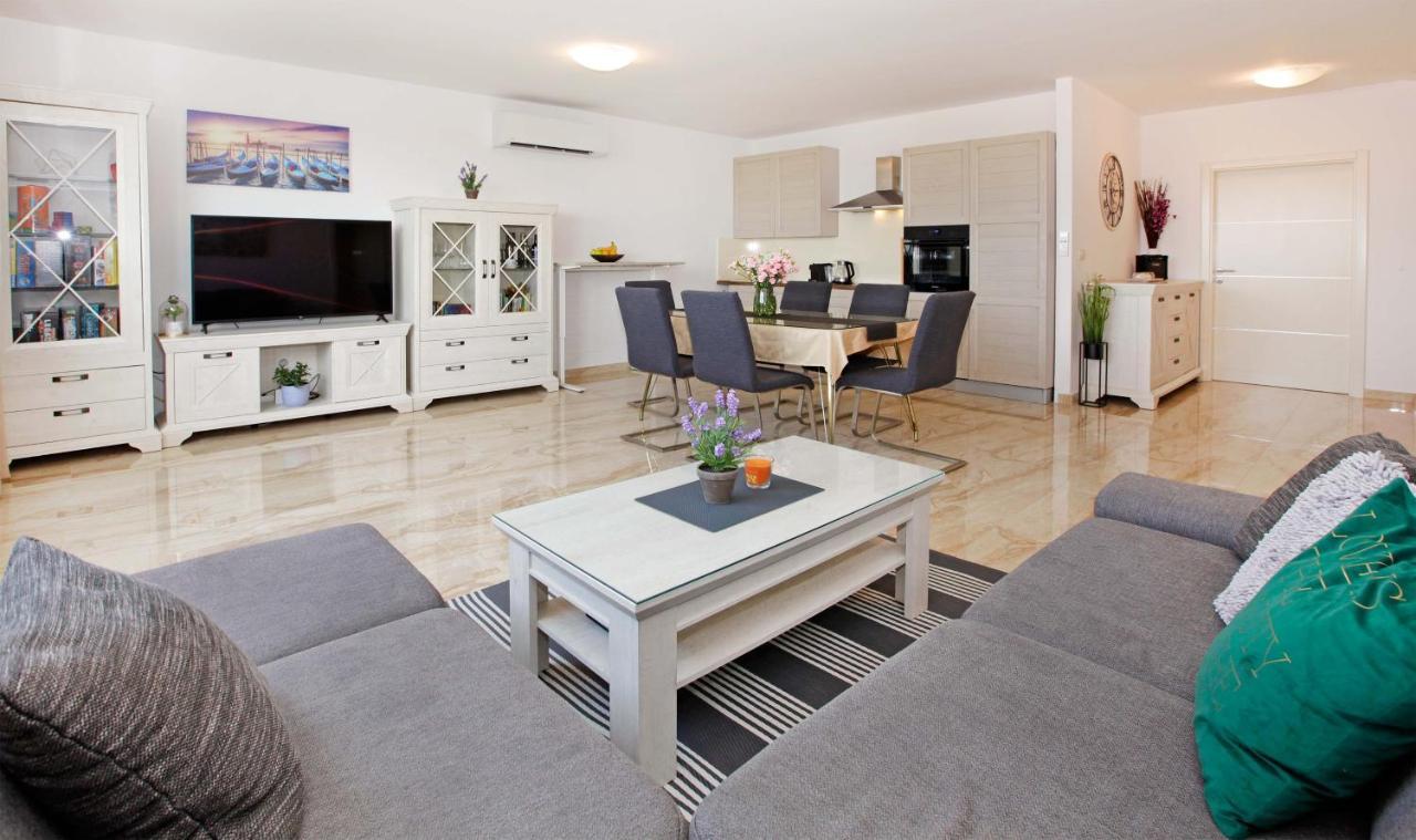 Modern 2-Bed Apt, Late Check In Available Split Exterior photo