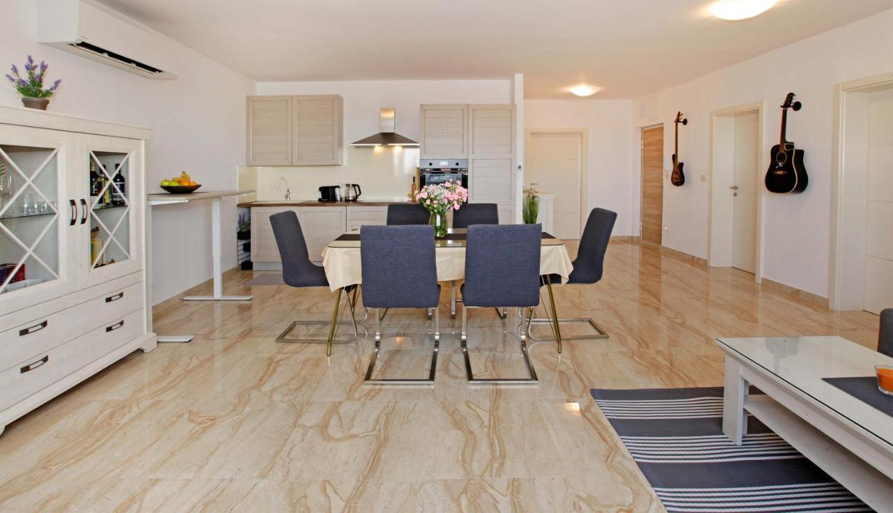 Modern 2-Bed Apt, Late Check In Available Split Exterior photo