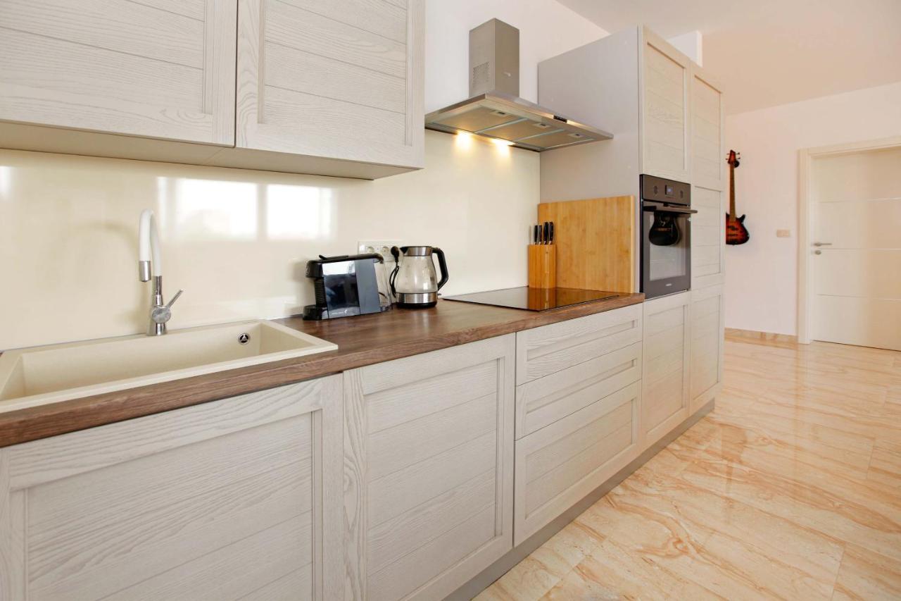 Modern 2-Bed Apt, Late Check In Available Split Exterior photo