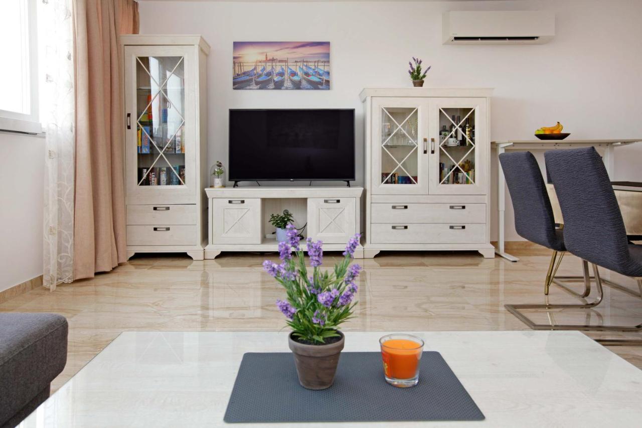 Modern 2-Bed Apt, Late Check In Available Split Exterior photo