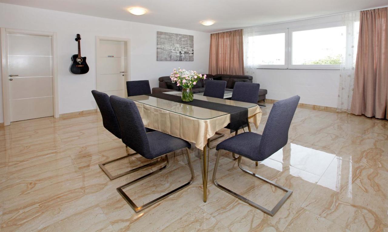 Modern 2-Bed Apt, Late Check In Available Split Exterior photo