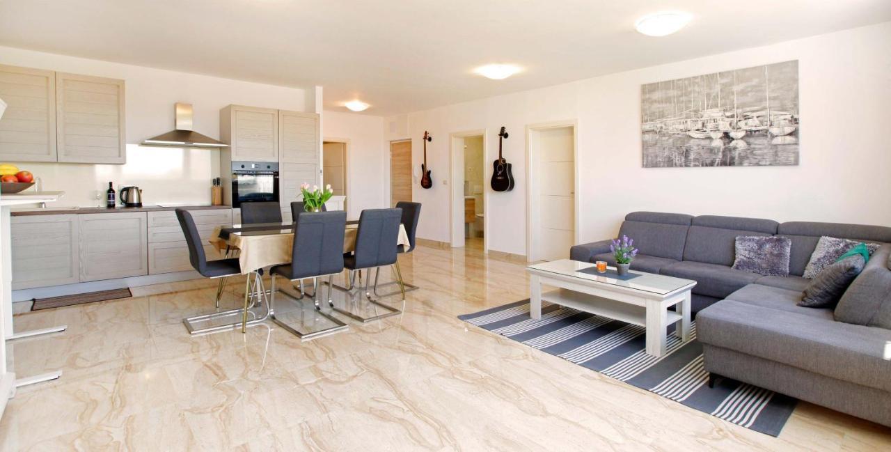 Modern 2-Bed Apt, Late Check In Available Split Exterior photo